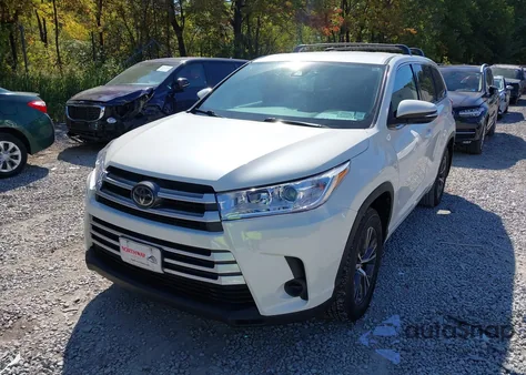 2018 Toyota Highlander Le z USA, uszkodzony, nr VIN 5TDBZRFHXJS870840